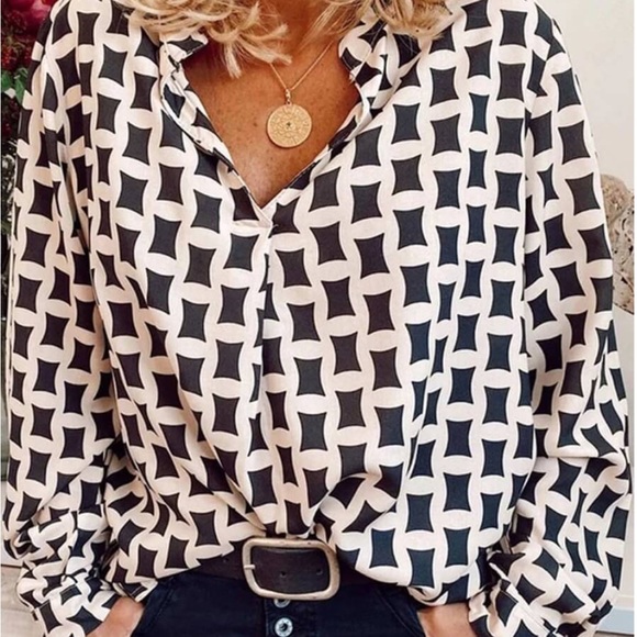 Geometric Design Button Up Blouse - Picture 4 of 4